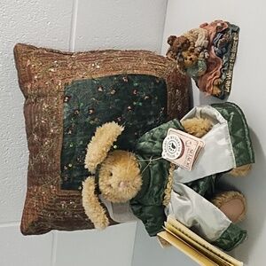 Emily Babbit Rabbit Boyds Bears Poseable Bunny Book Pillow Snuggle up Figurine